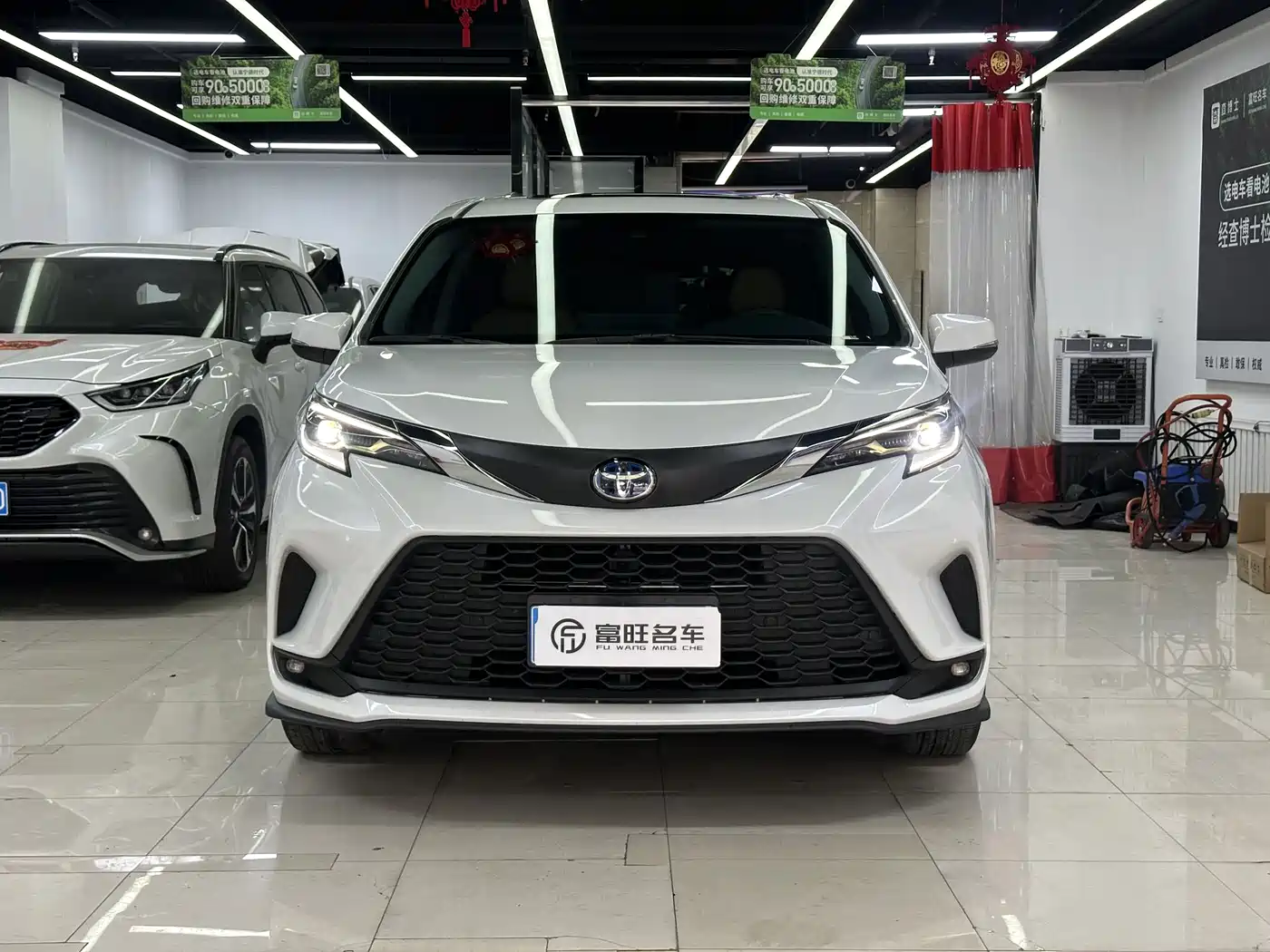 Toyota Granvia 2023 2.5L Hybrid Comfort Edition фото 2