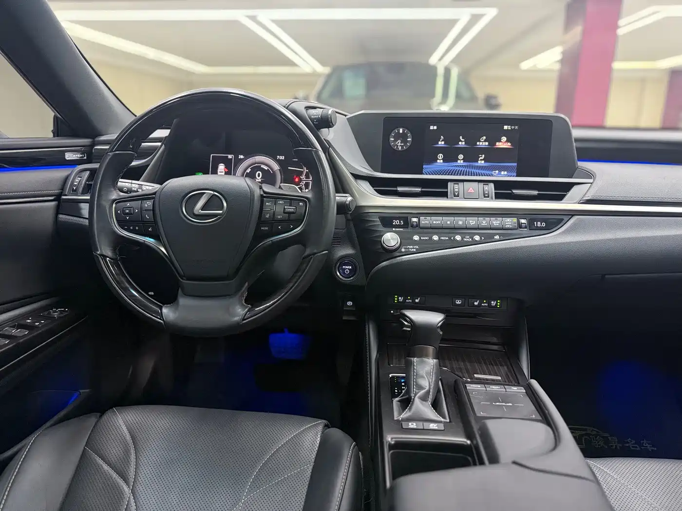 Фото 23 - Lexus ES