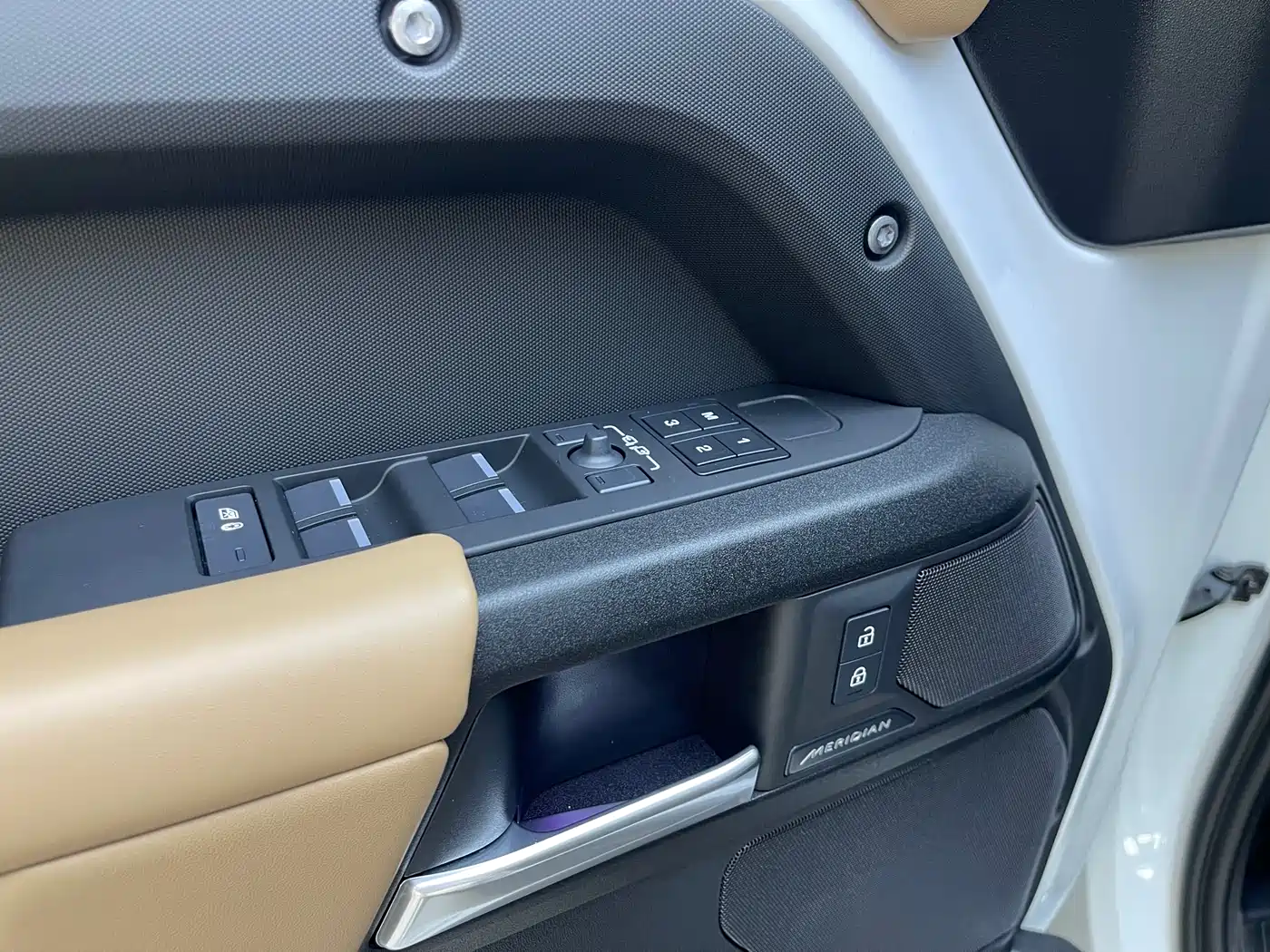 Land Rover Defender 2025 110 3.0T P400 -Dynamic HSE фото 16