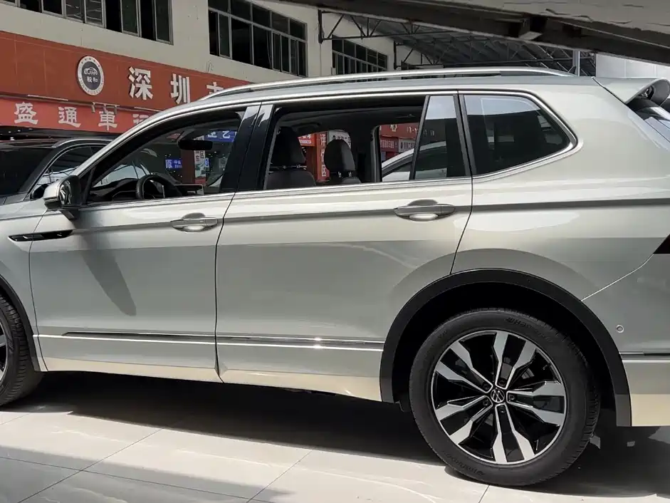 Volkswagen Tiguan L 2023 Facelift 380TSI Automatic 4WD R-Line Flagship Edition 7-Seater фото 6