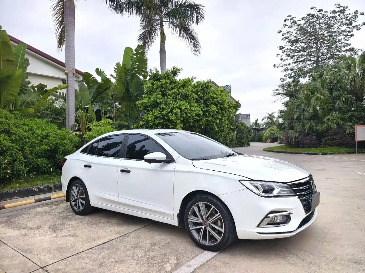 Фото 1 - Roewe i5