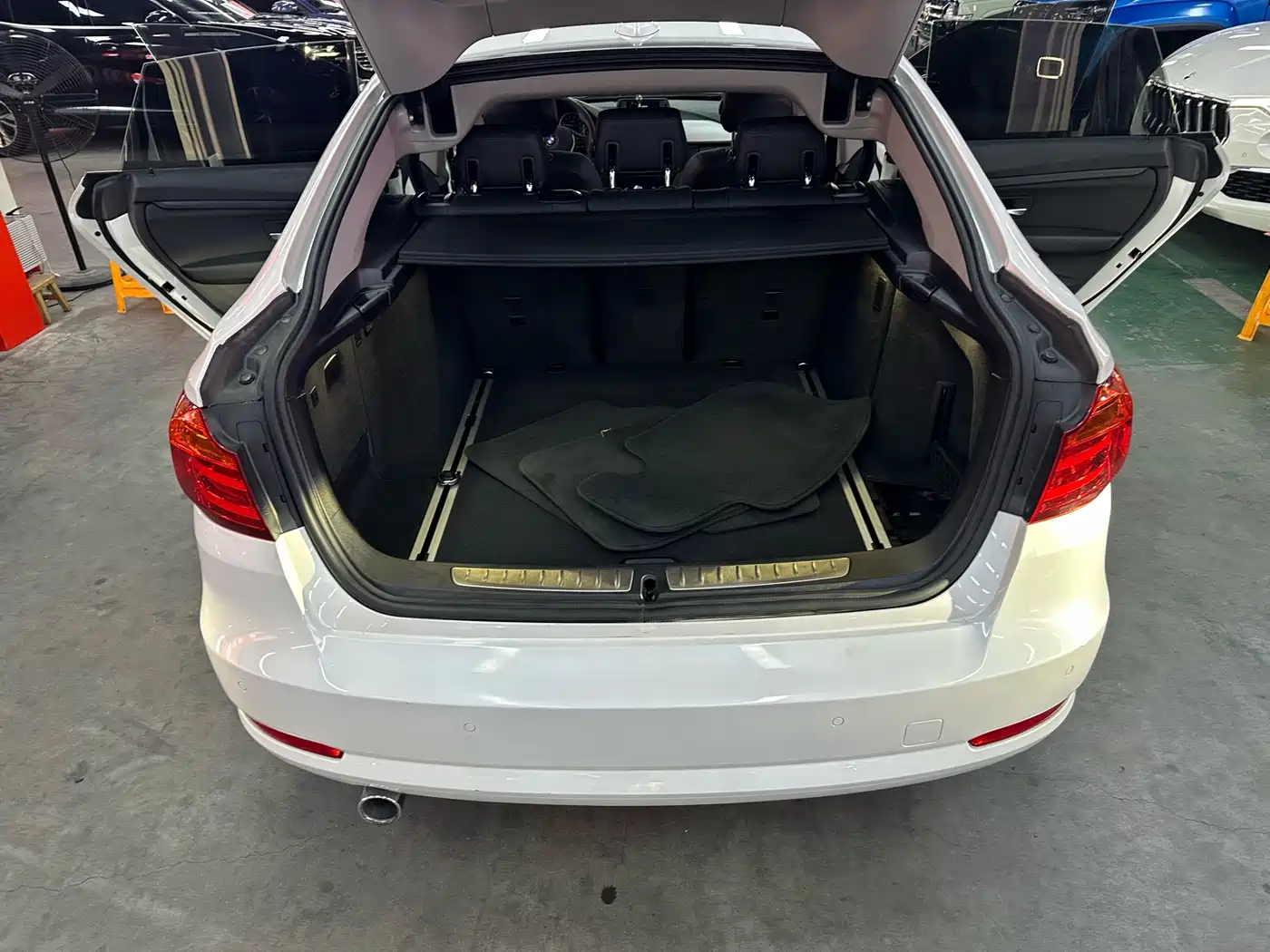 BMW 3 Series GT 2013 Model 320i Leading фото 16