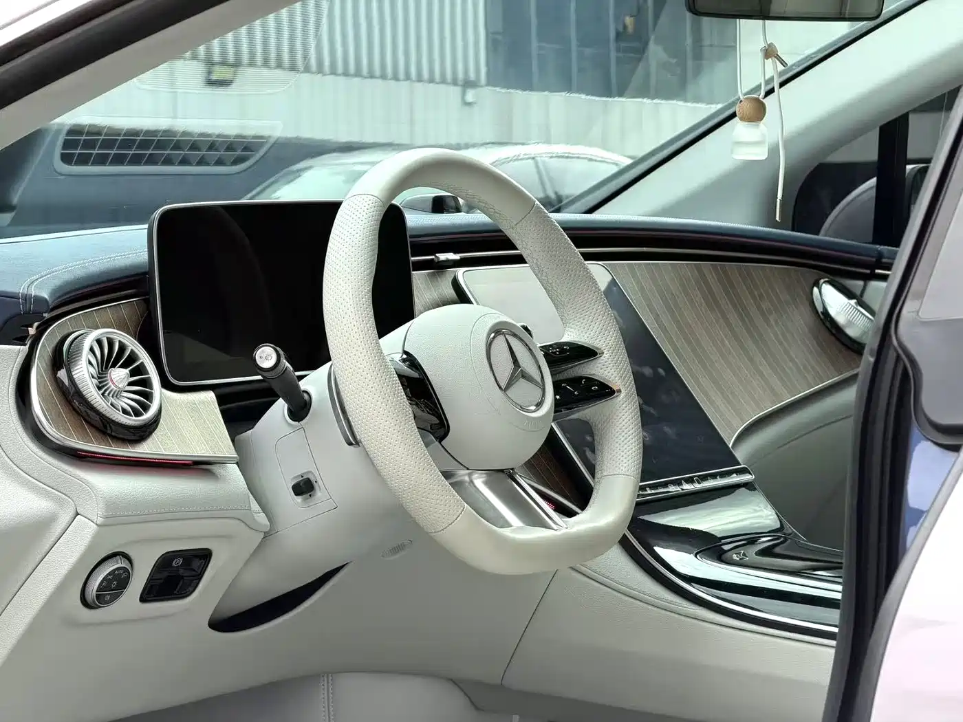 Mercedes-Benz EQE 2024 2025 Model 500 4MATIC Luxury Edition