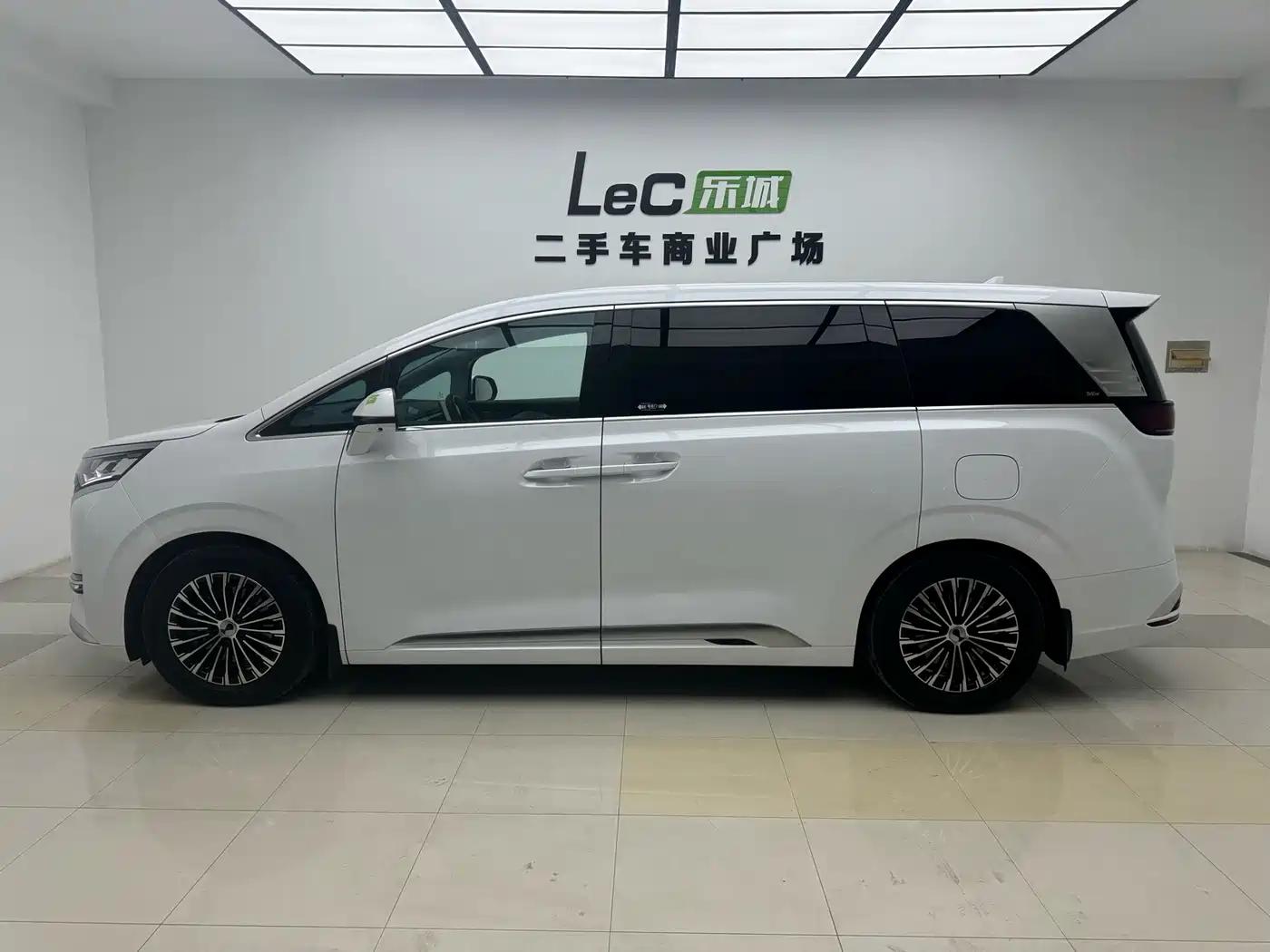 Denza D9 2023 2022 DM-i 970 AWD Flagship