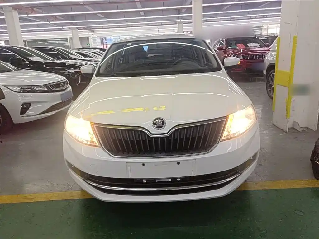 Škoda Skoda Rapid Spaceback 2018 1.6L Manual Comfort фото 3