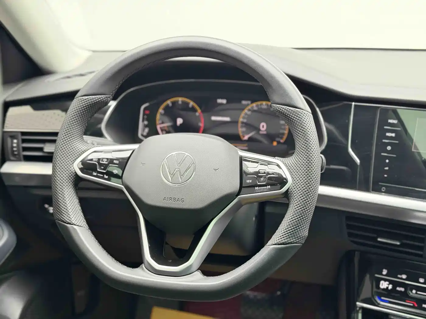Volkswagen Passat 2024 380TSI Elite Edition фото 17