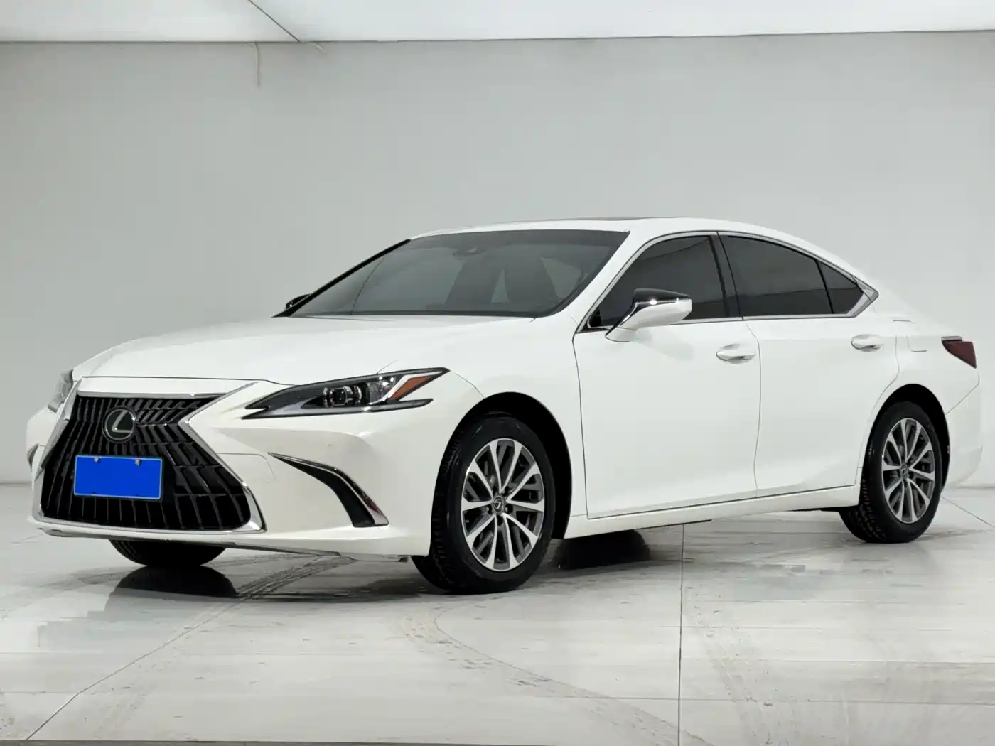 Фото 1 - Lexus ES