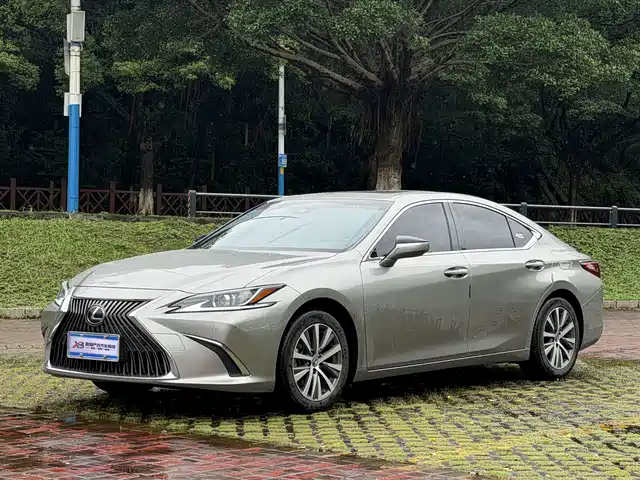 Lexus ES 2019
