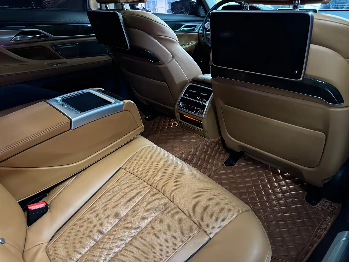 BMW 7 Series 2017 740Li Leading Edition фото 16