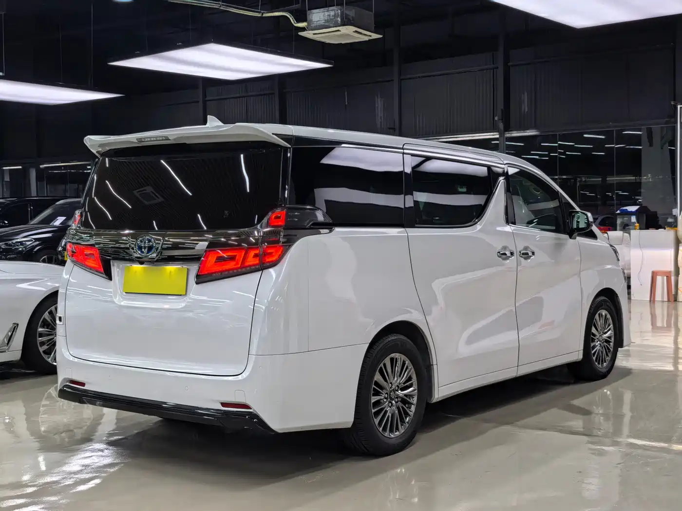 Toyota Vellfire 2021 Crown Hybrid 2.5L HV Premium Edition фото 13