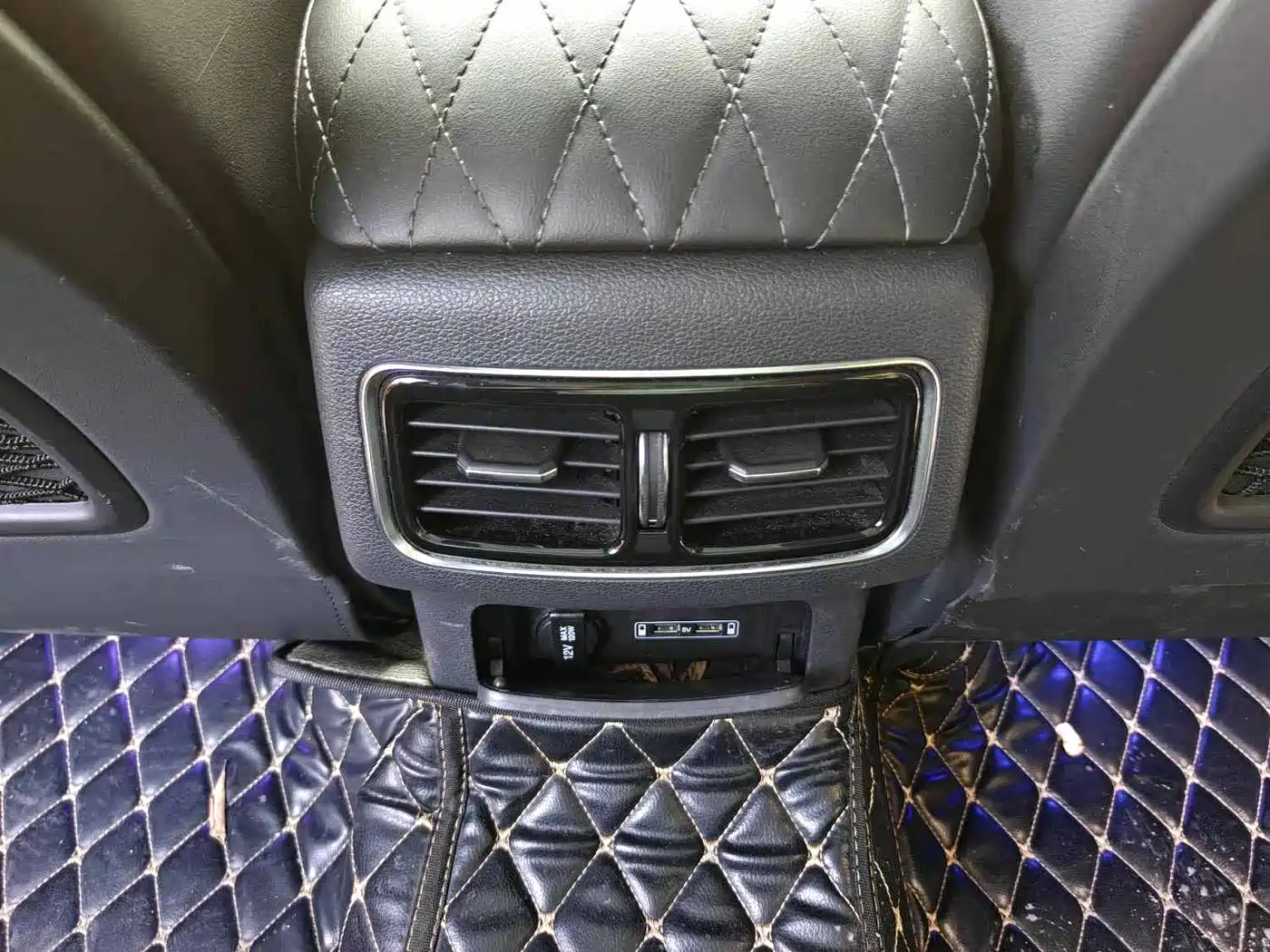 Hongqi HS5 2022 Facelift 2.0T Smart Flag Enjoyment Edition фото 16