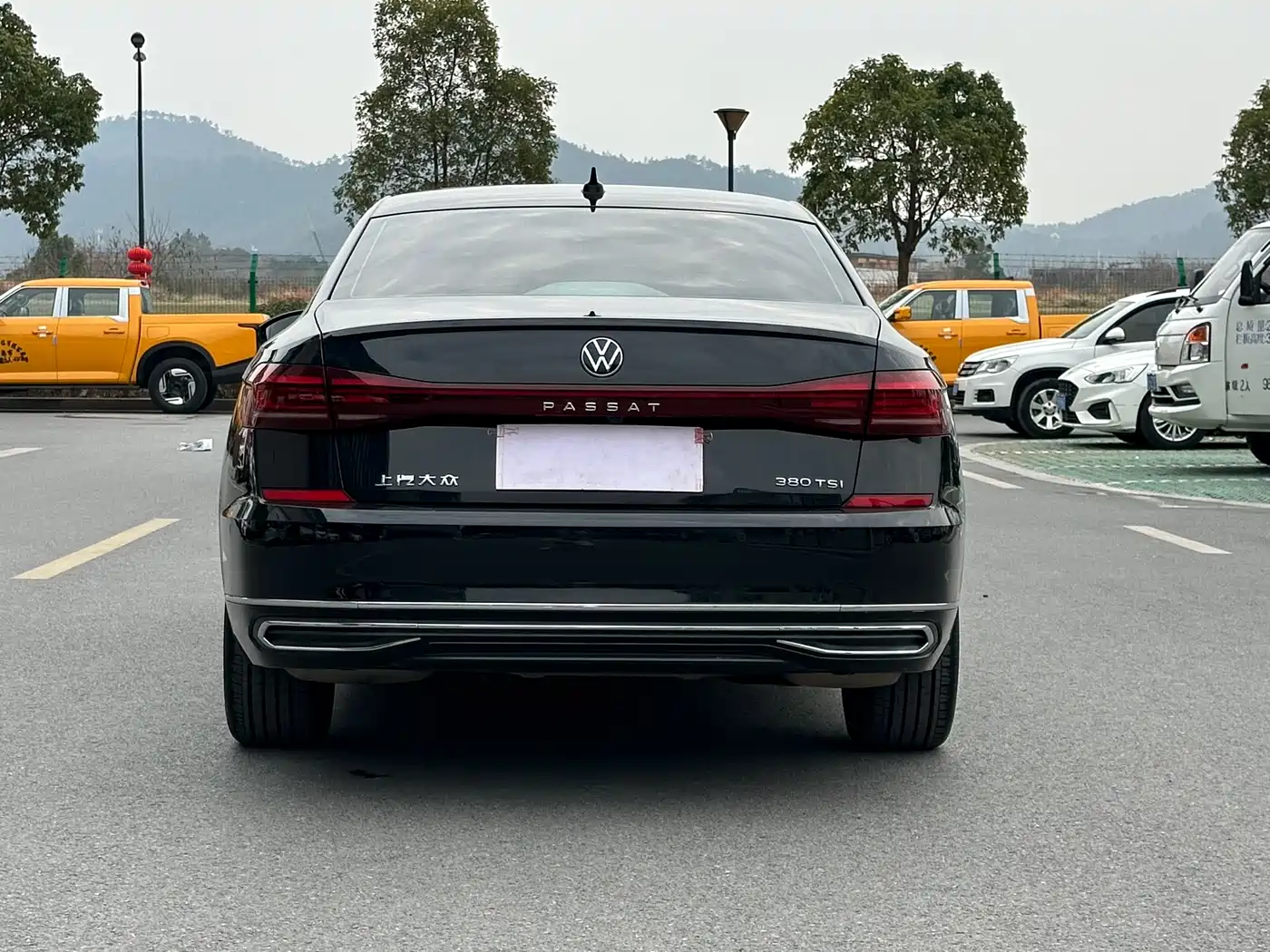 Volkswagen Passat 2024 380TSI Starlight Luxury Edition фото 13
