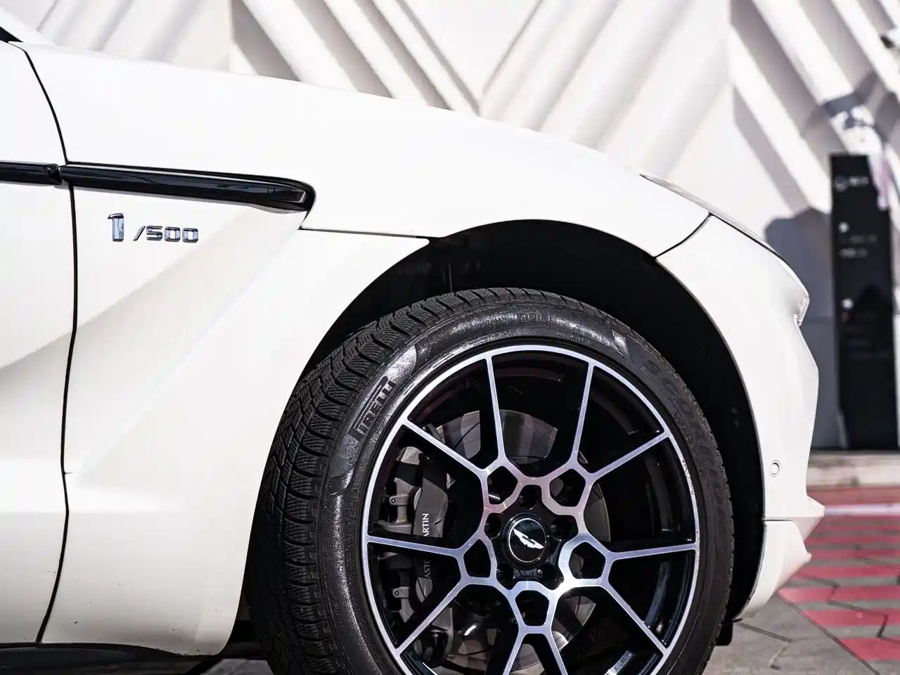 Aston Martin DBX 2021 4.0T V8 Realm of Simplicity фото 4