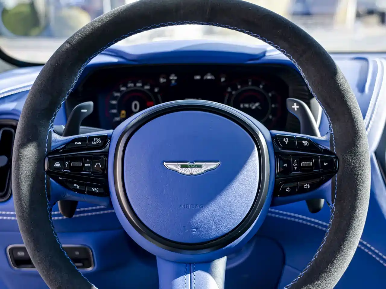 Aston Martin DBX 2021 4.0T V8 Realm of Simplicity фото 10