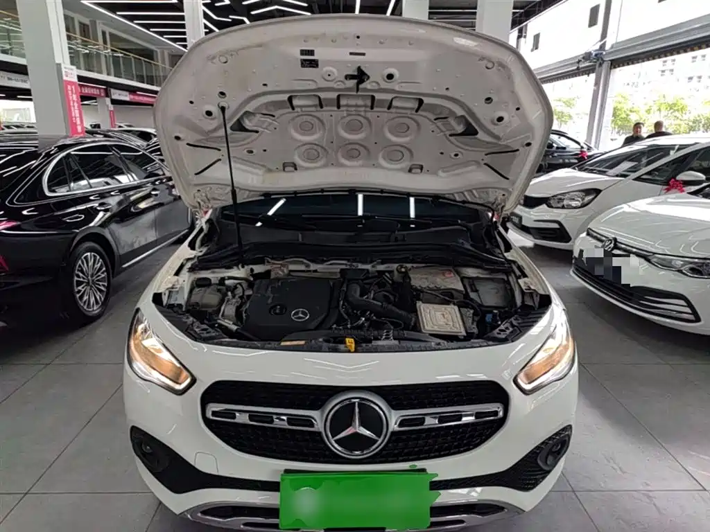 MERCEDES-BENZ GLA