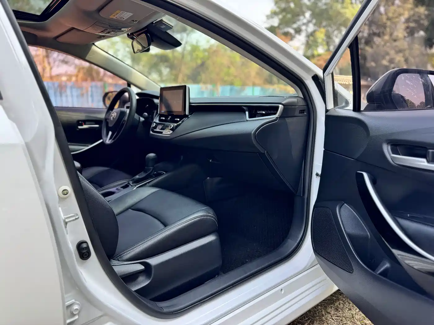 Toyota Corolla 2021 Hybrid 1.8L E-CVT Elite Edition фото 10