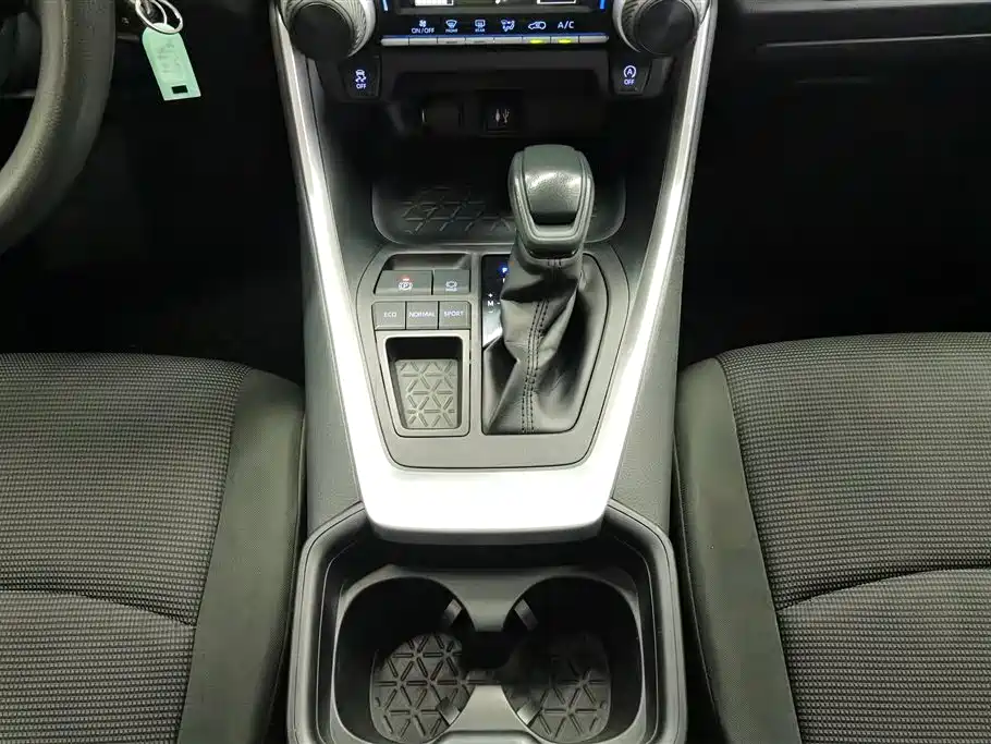 Toyota RAV4 Rongfang 2020 2.0L CVT 2WD Urban Edition фото 16