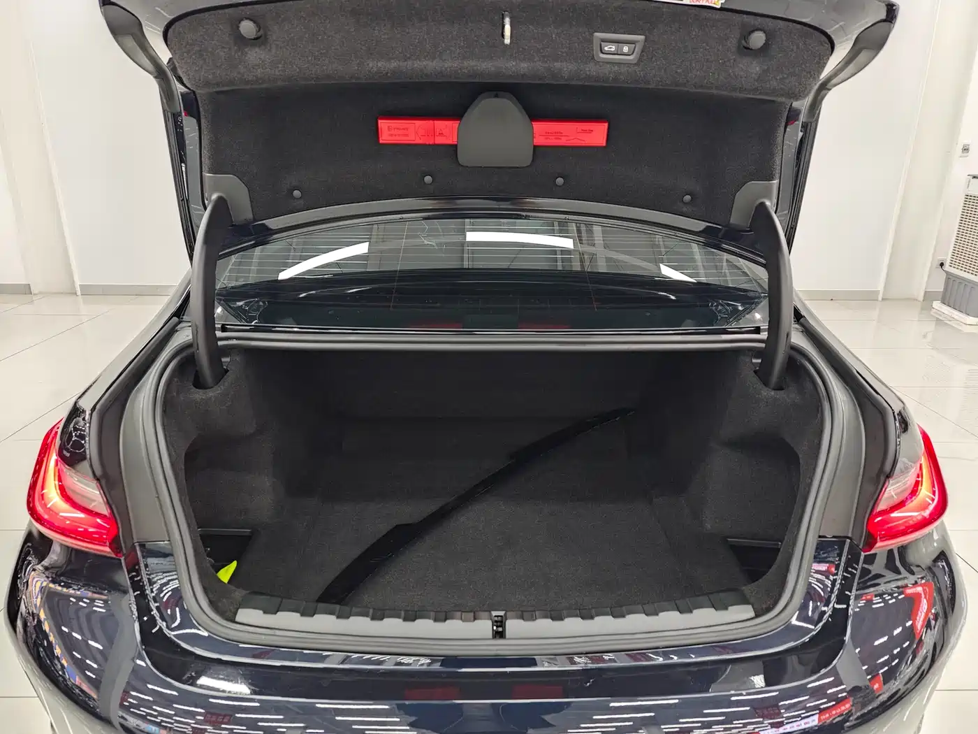 BMW 3 Series 2024 325Li M Sport Package фото 9