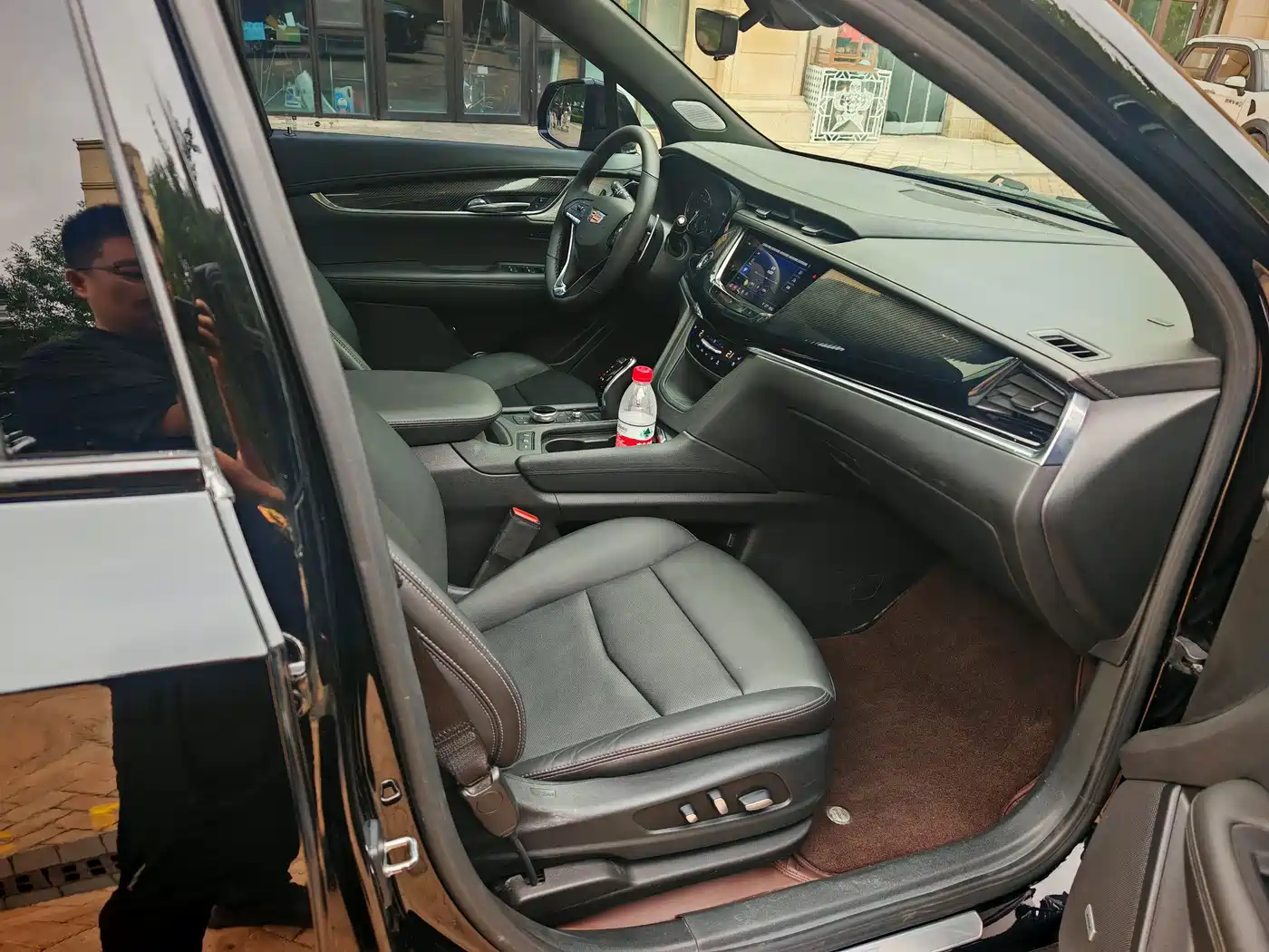 Photo 8 - Cadillac XT6