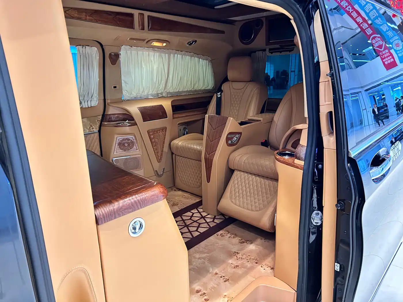 Mercedes-Benz V-Class 2018 V 260 L Premium Long Wheelbase Edition China VI фото 12