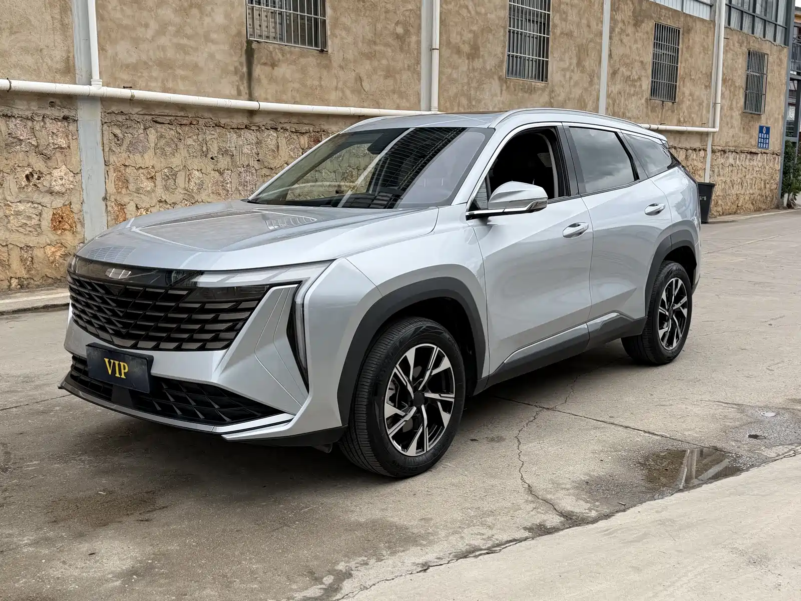 Фото 1 - Geely Atlas L