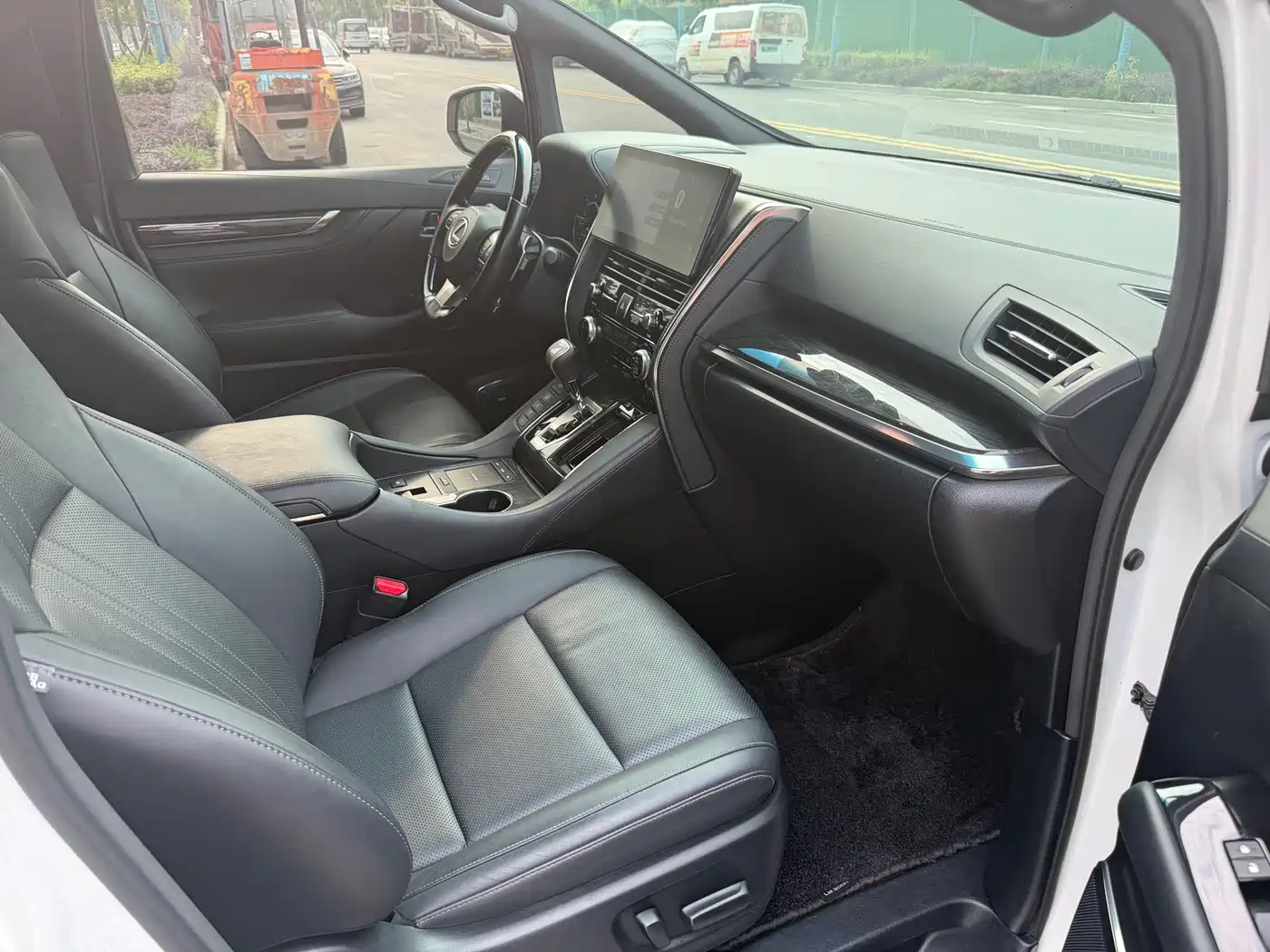 Lexus LM 2020 300h 4-Seat Imperial Edition фото 6