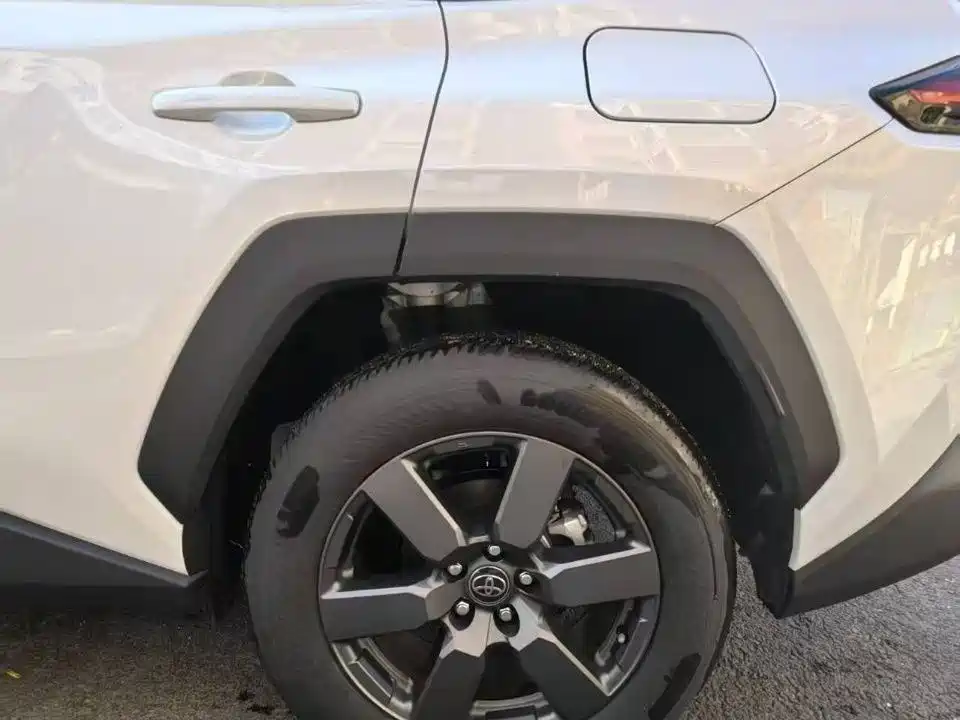 Фото 8 - Toyota RAV4