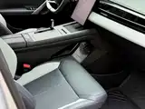Фото 12 - Geely Atlas L