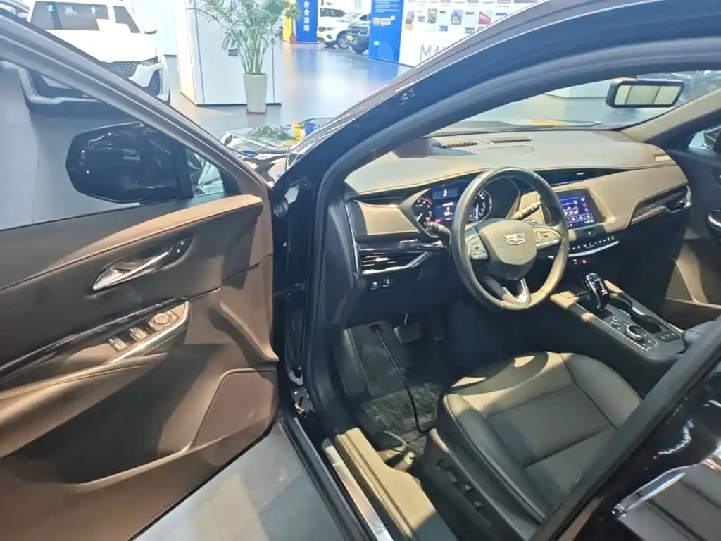 Фото 16 - Cadillac XT4