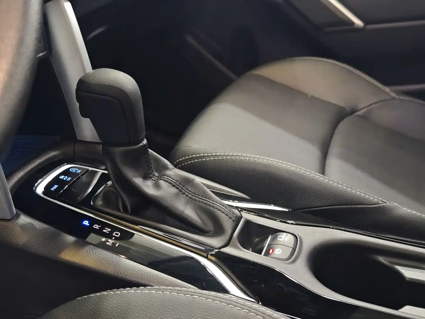 Toyota Frontlander 2022 2.0L CVT Luxury PLUS Edition фото 15