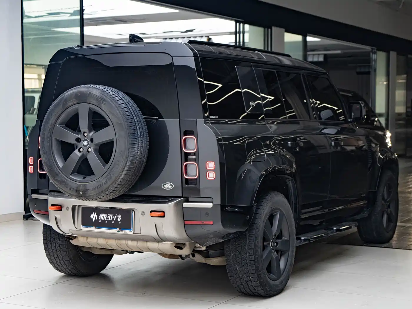 Land Rover Defender 2023 Facelift 110 3.0T P400 X фото 7