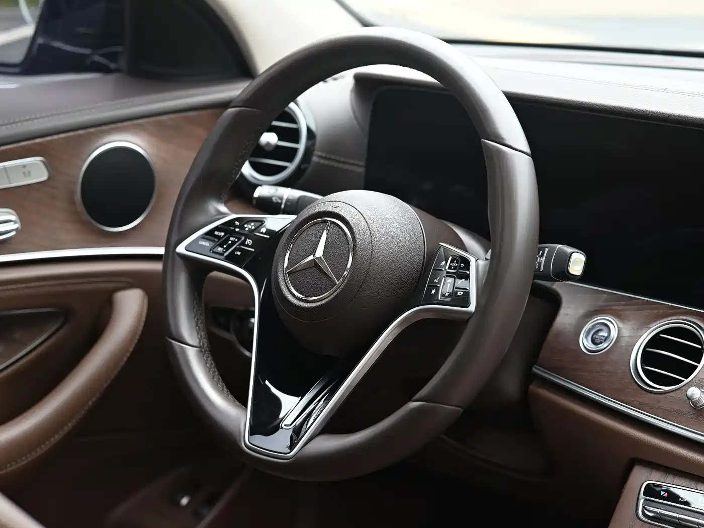Mercedes-Benz E-Class New Energy 2022 E 350 e L Plug-in Hybrid Sedan фото 7