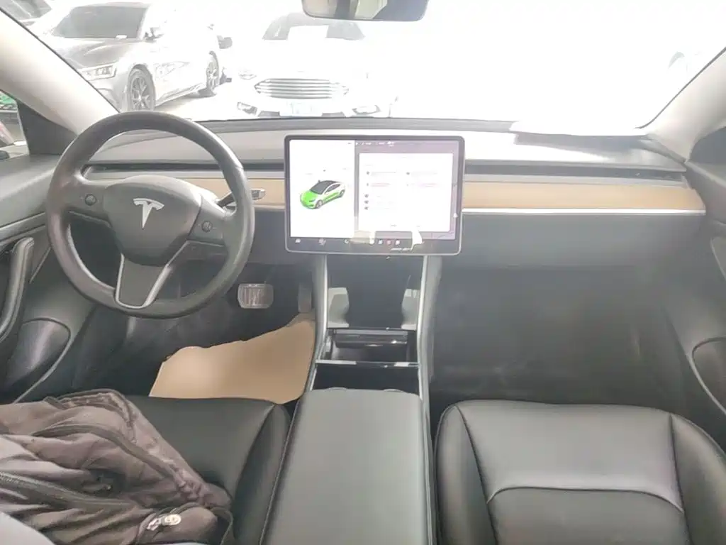 Фото 10 - Tesla Model 3
