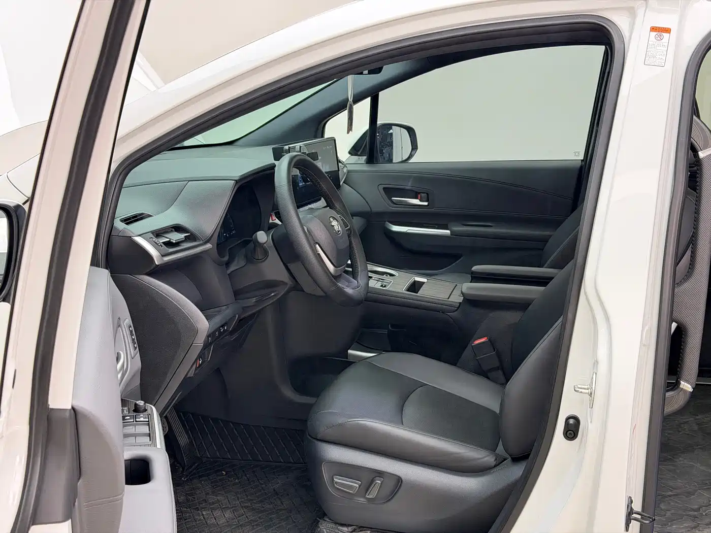 Toyota Granvia 2024 2.5L Hybrid Premium PLUS 4WD Edition фото 6