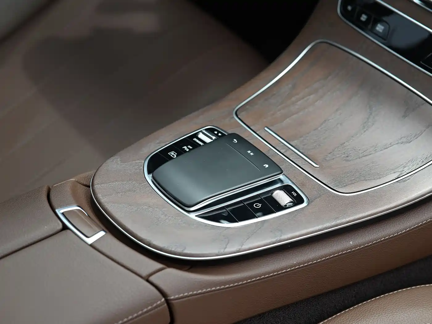 Mercedes-Benz E-Class New Energy 2022 E 350 e L Plug-in Hybrid Sedan фото 11
