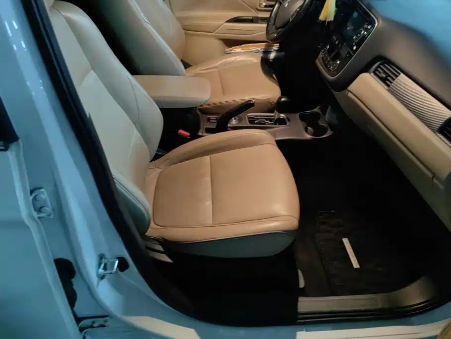 صورة 8 - Mitsubishi Outlander (Import)