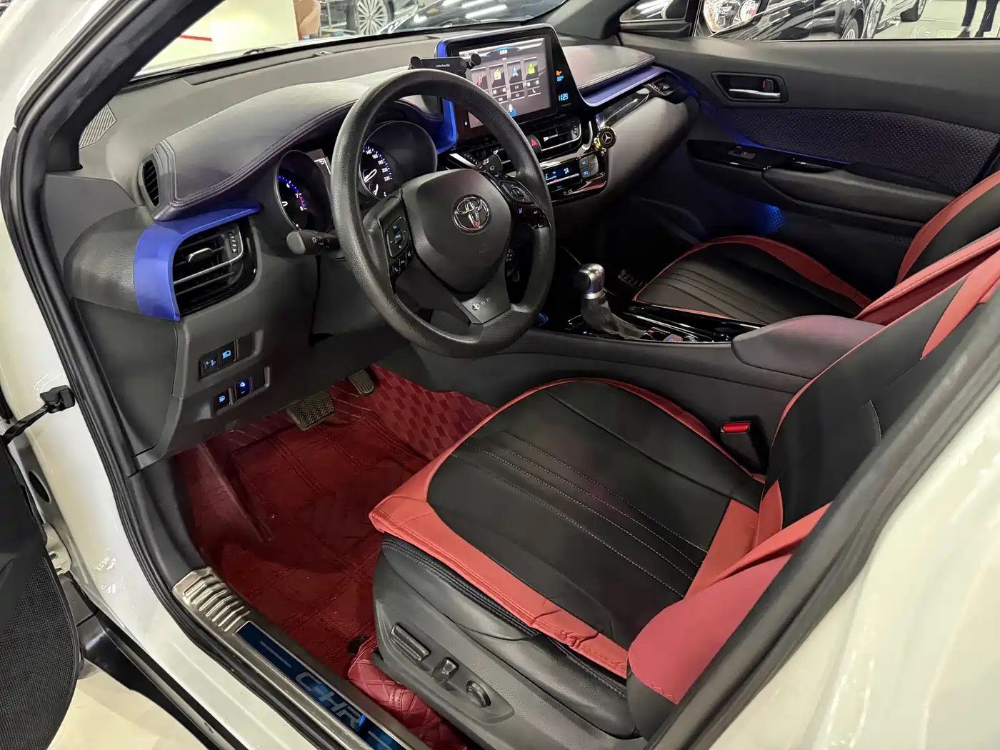 Фото 9 - Toyota C-HR