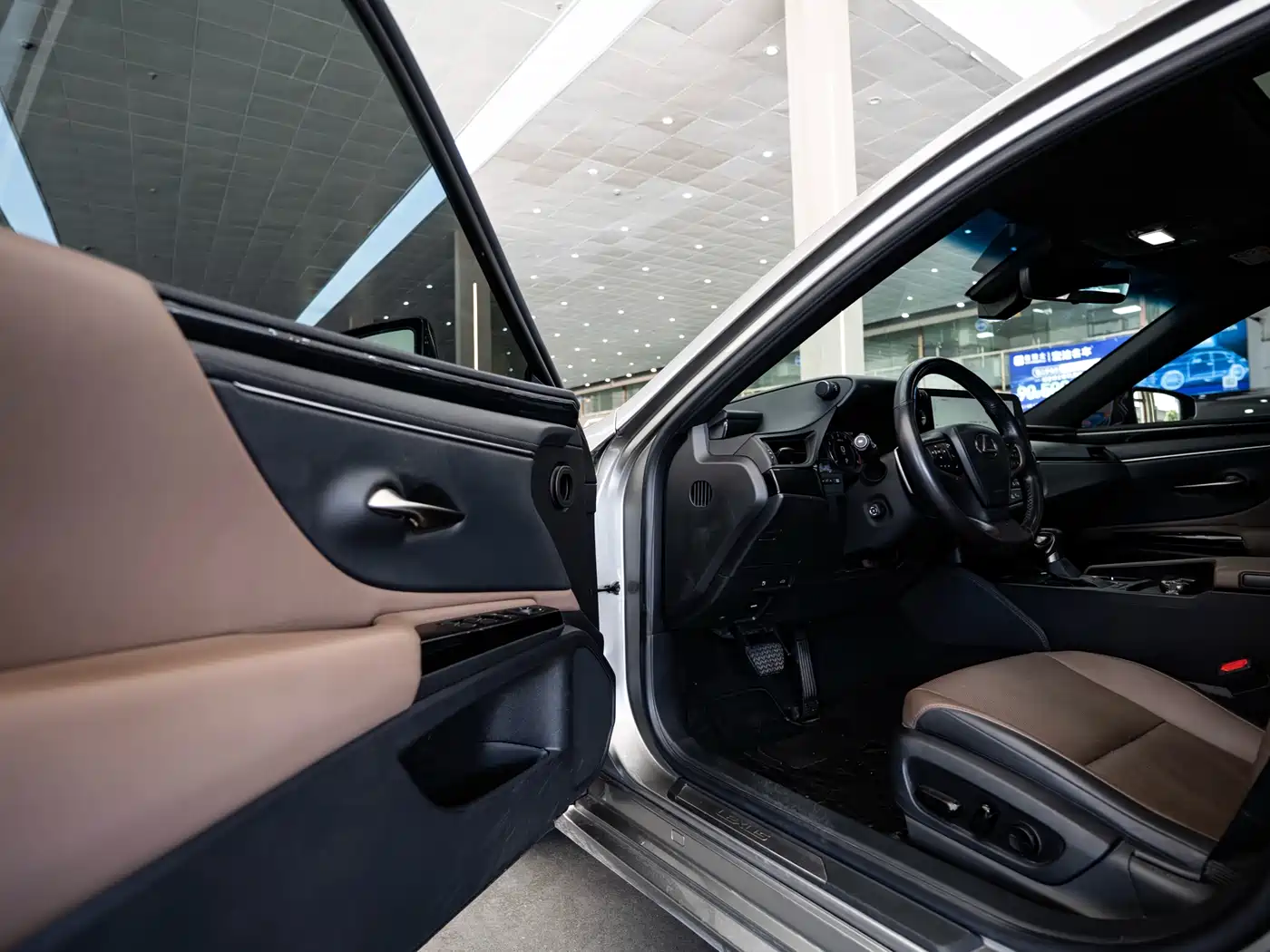Lexus ES 2022 300h Excellence Edition фото 8