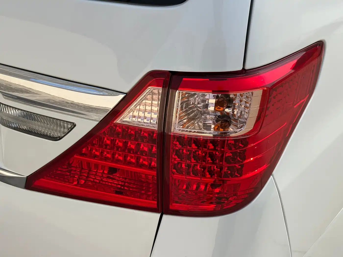 Toyota Alphard 2012 3.5L Luxury Edition фото 17