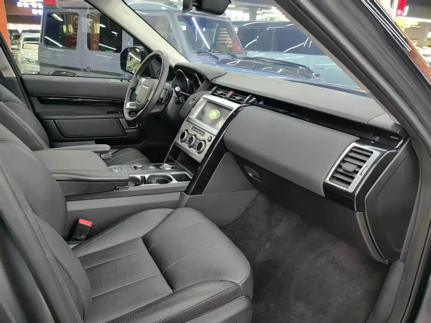 Land Rover Discovery 2017 3.0 SC V6 SE фото 4
