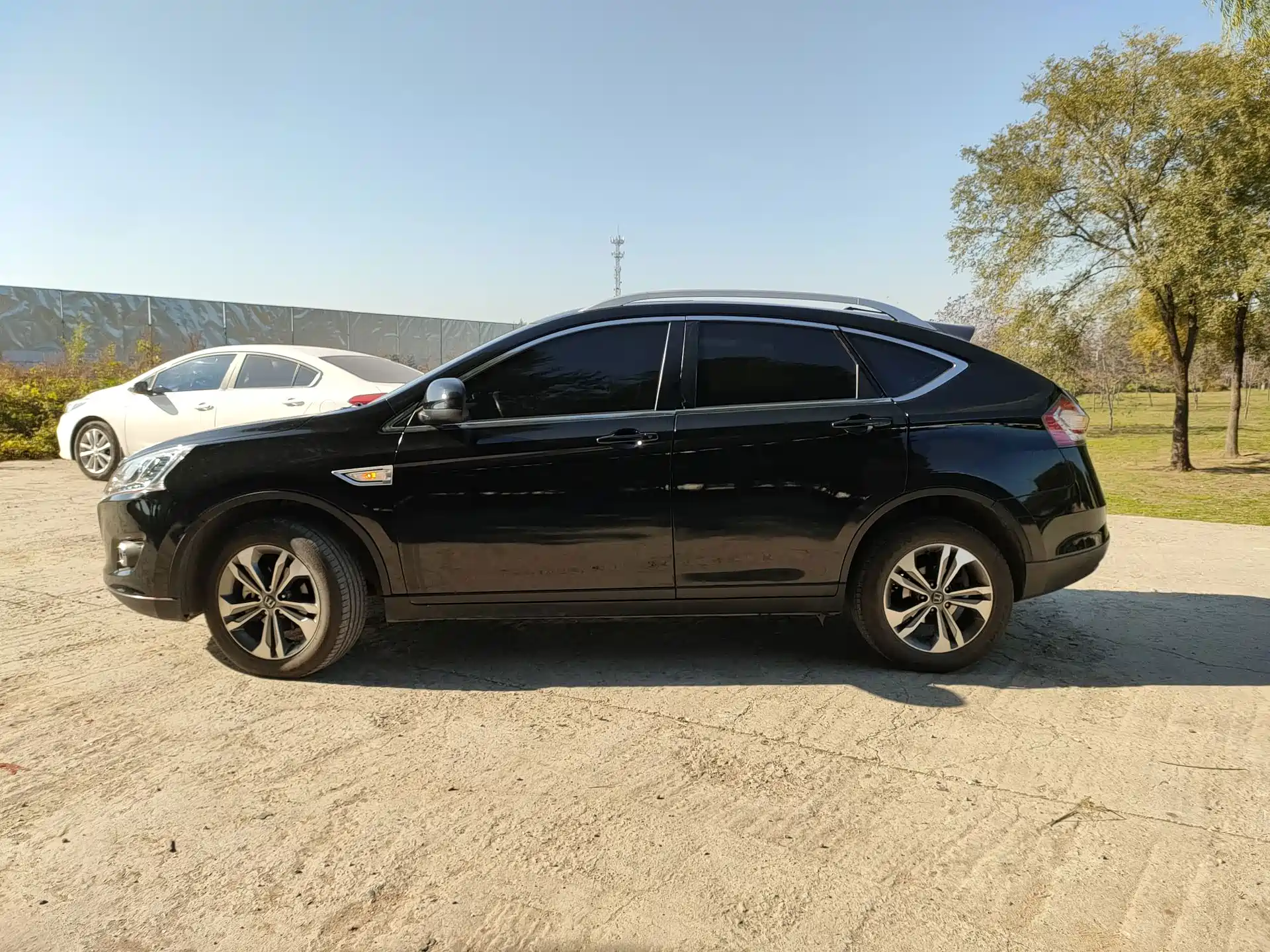 Фото 3 - Luxgen U6 SUV