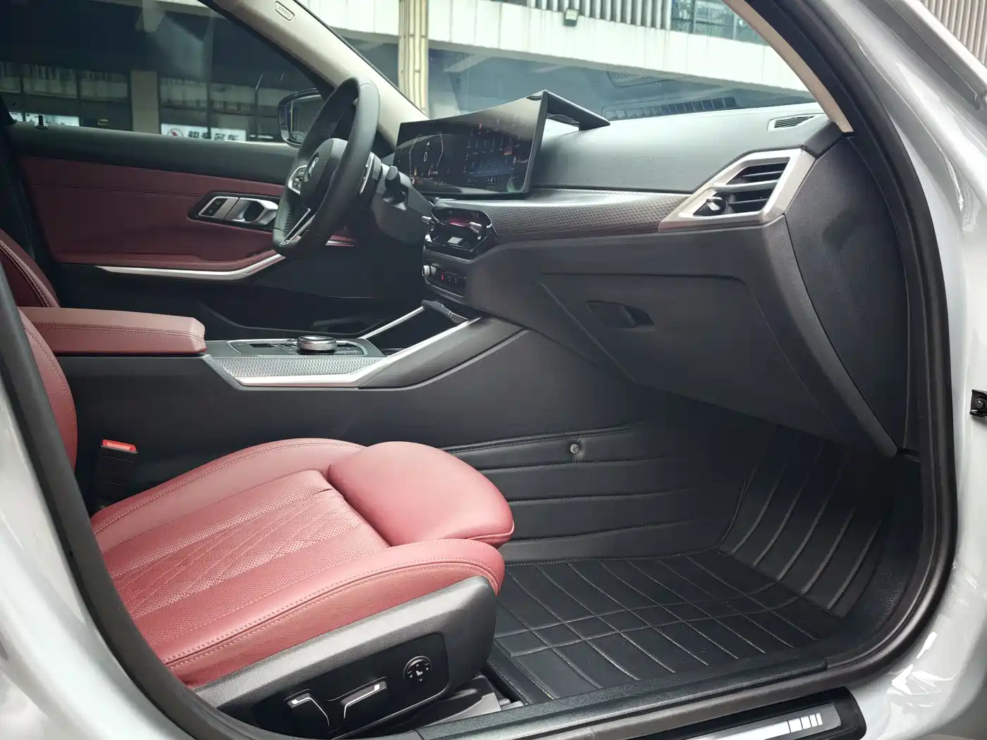 BMW 3 Series 2025 330Li M Sport Night Edition фото 24