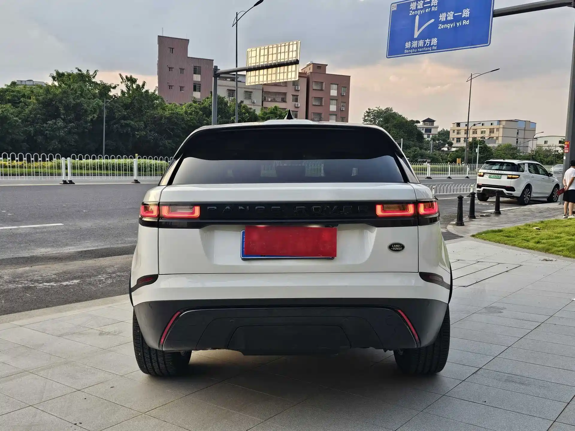 Фото 9 - Land Rover Range Rover Velar