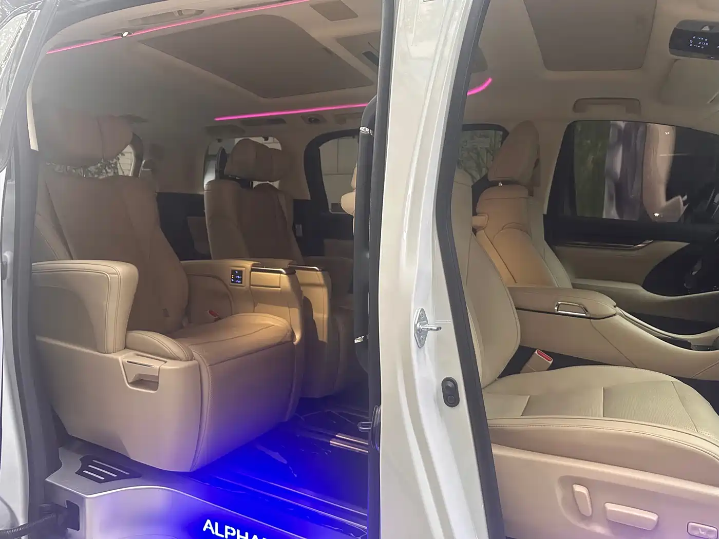 Toyota Alphard 2021 Hybrid 2.5L Luxury фото 14