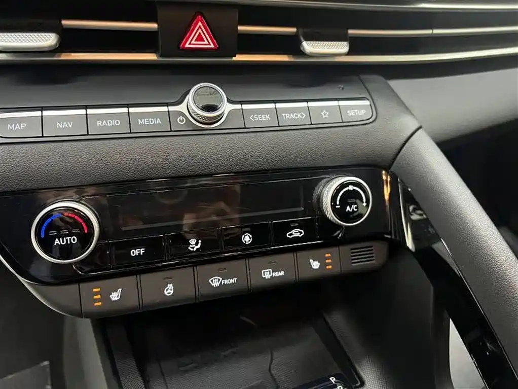 Hyundai Elantra 2023 Model 1.5L CVT LUX Premium Edition фото 14