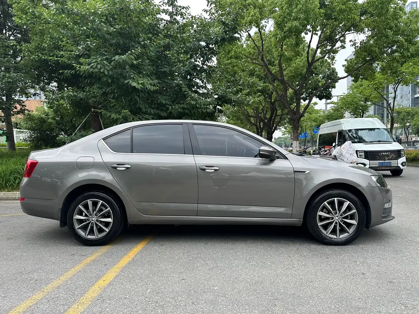 Škoda Octavia 2017 1.6L Automatic Pioneer Edition фото 4