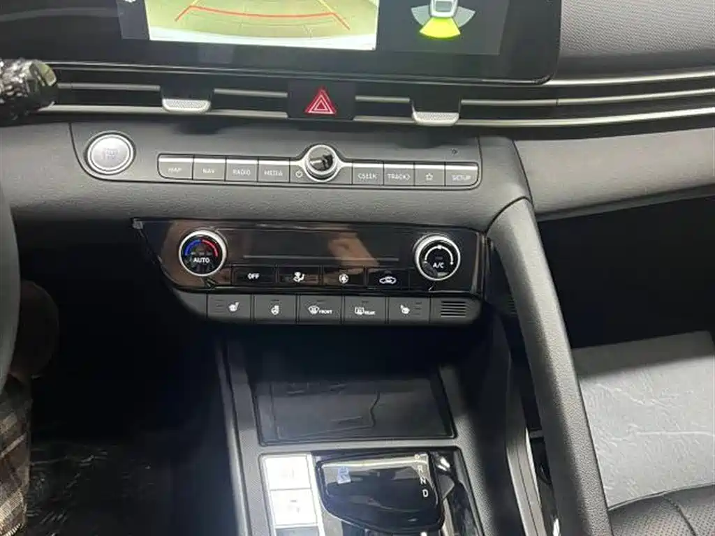 Hyundai Elantra 2023 Model 1.5L CVT LUX Premium Edition фото 12