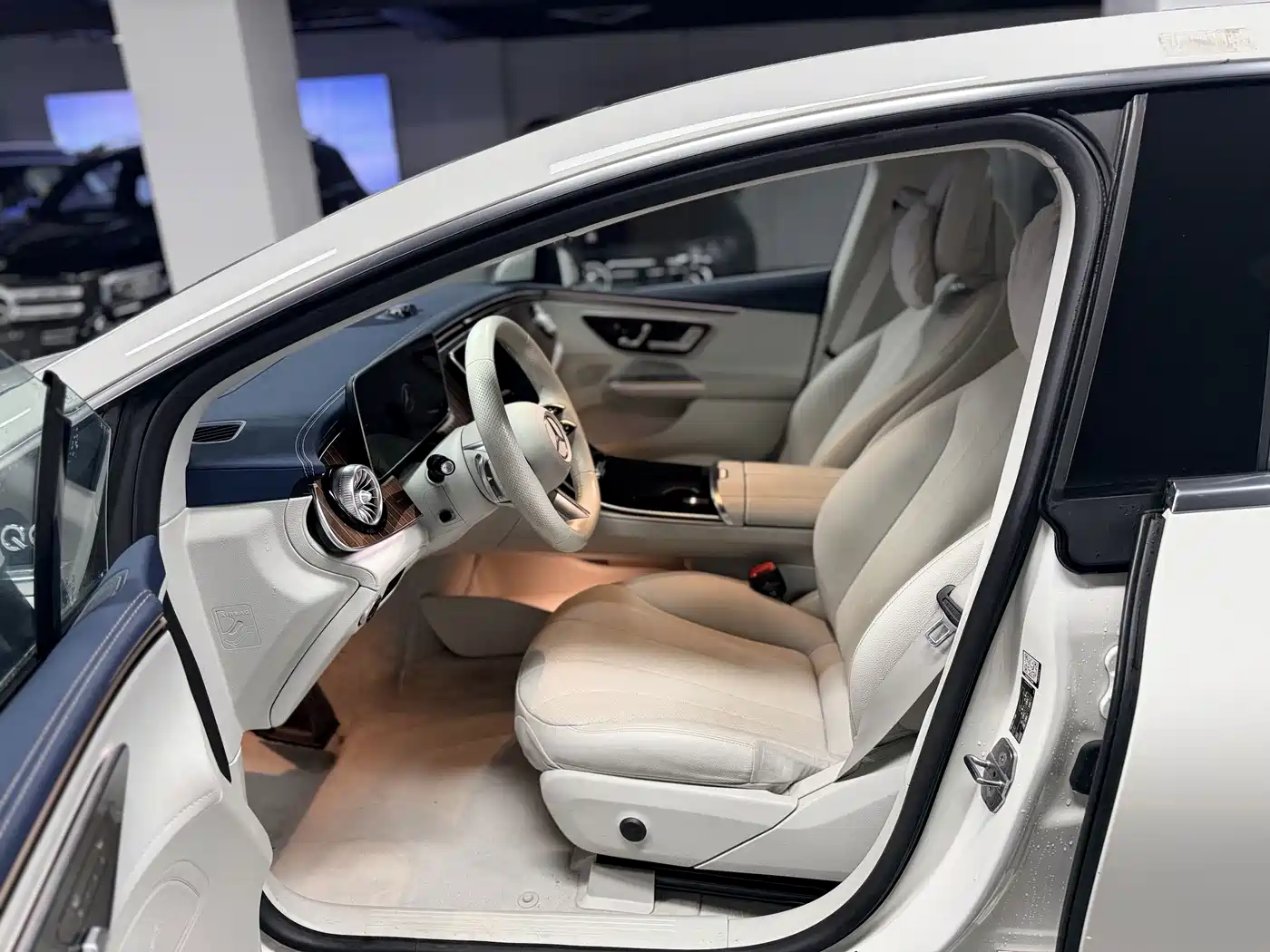Mercedes-Benz EQE 2025 2025 Model 500 4MATIC Luxury Edition