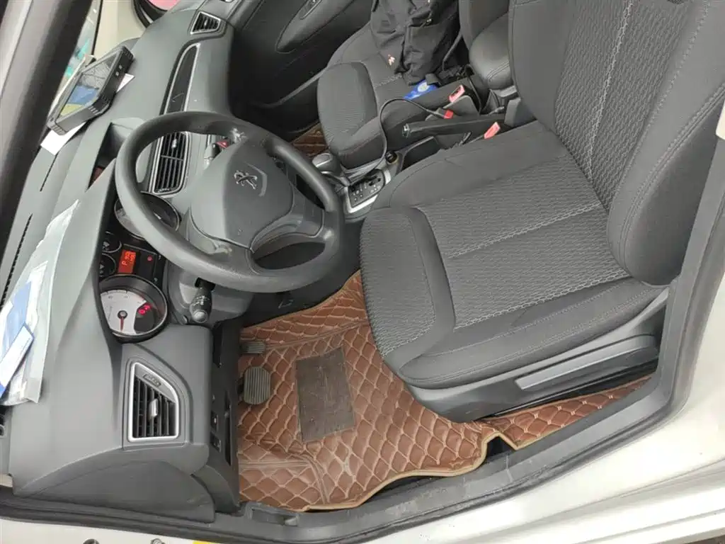 Peugeot 308 2014 Model Joy Edition Classic 1.6L Automatic Superior Style фото 15