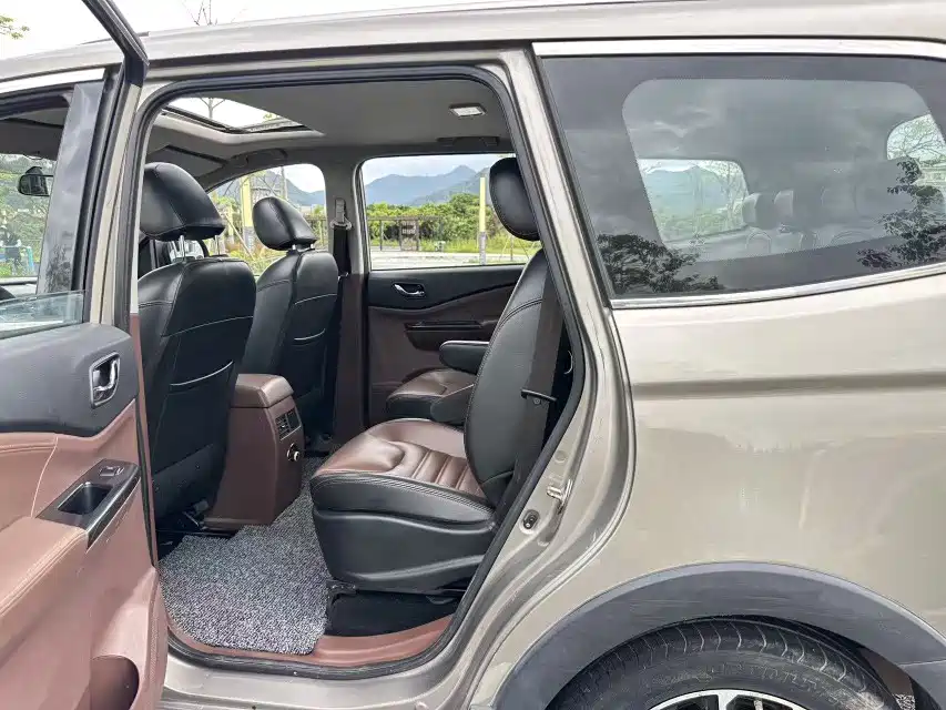 Dongfeng Fengxing Fengxing SX6 2017 2016 1.6L CVT Luxury